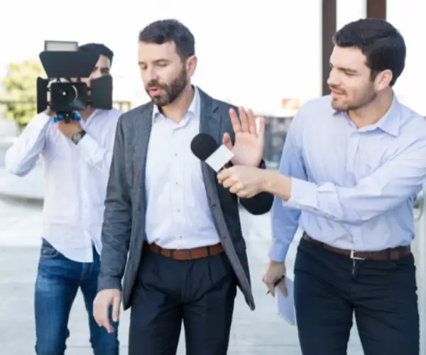 Interview professionnelle face à une journaliste