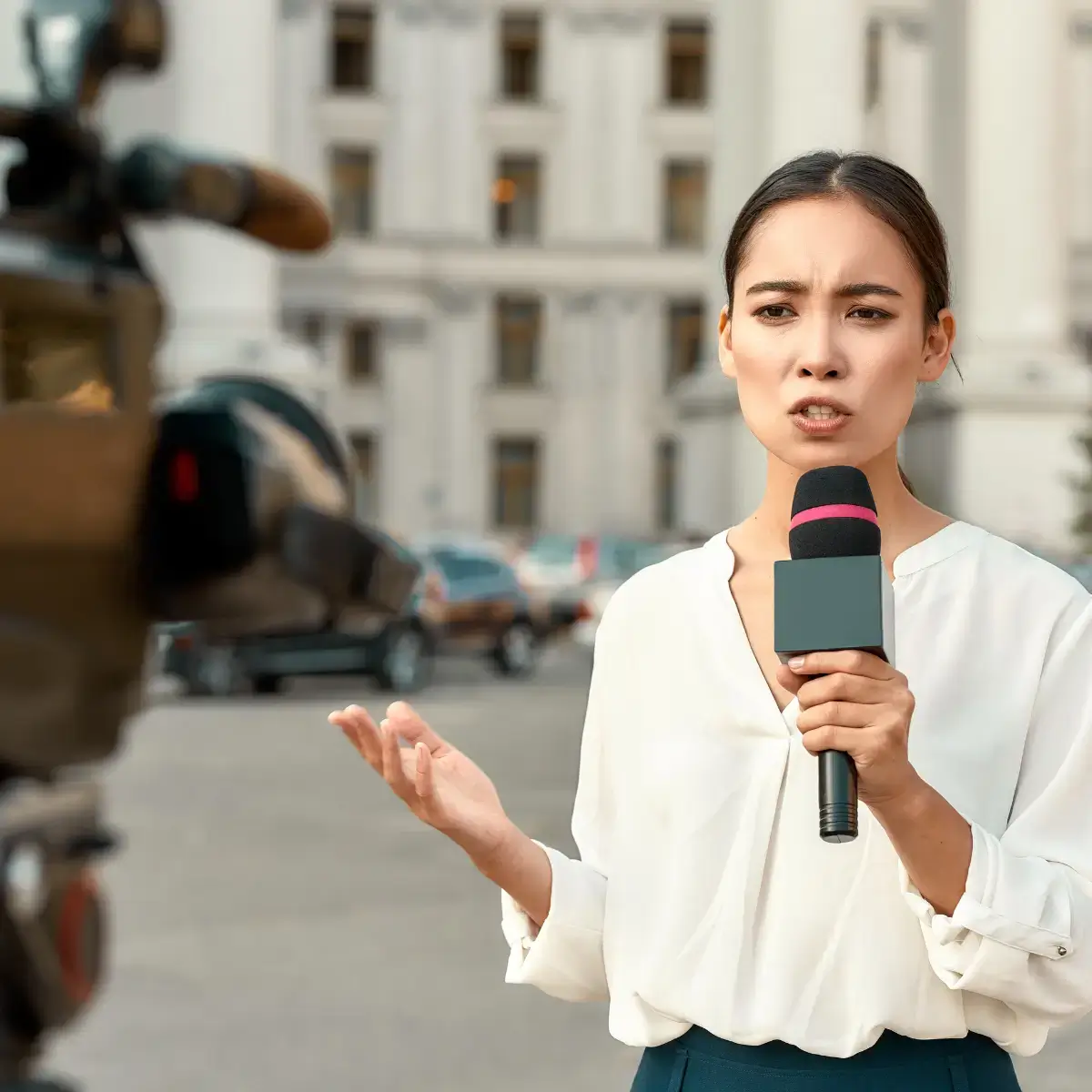 Journaliste de télévision réalisant une interview en extérieur