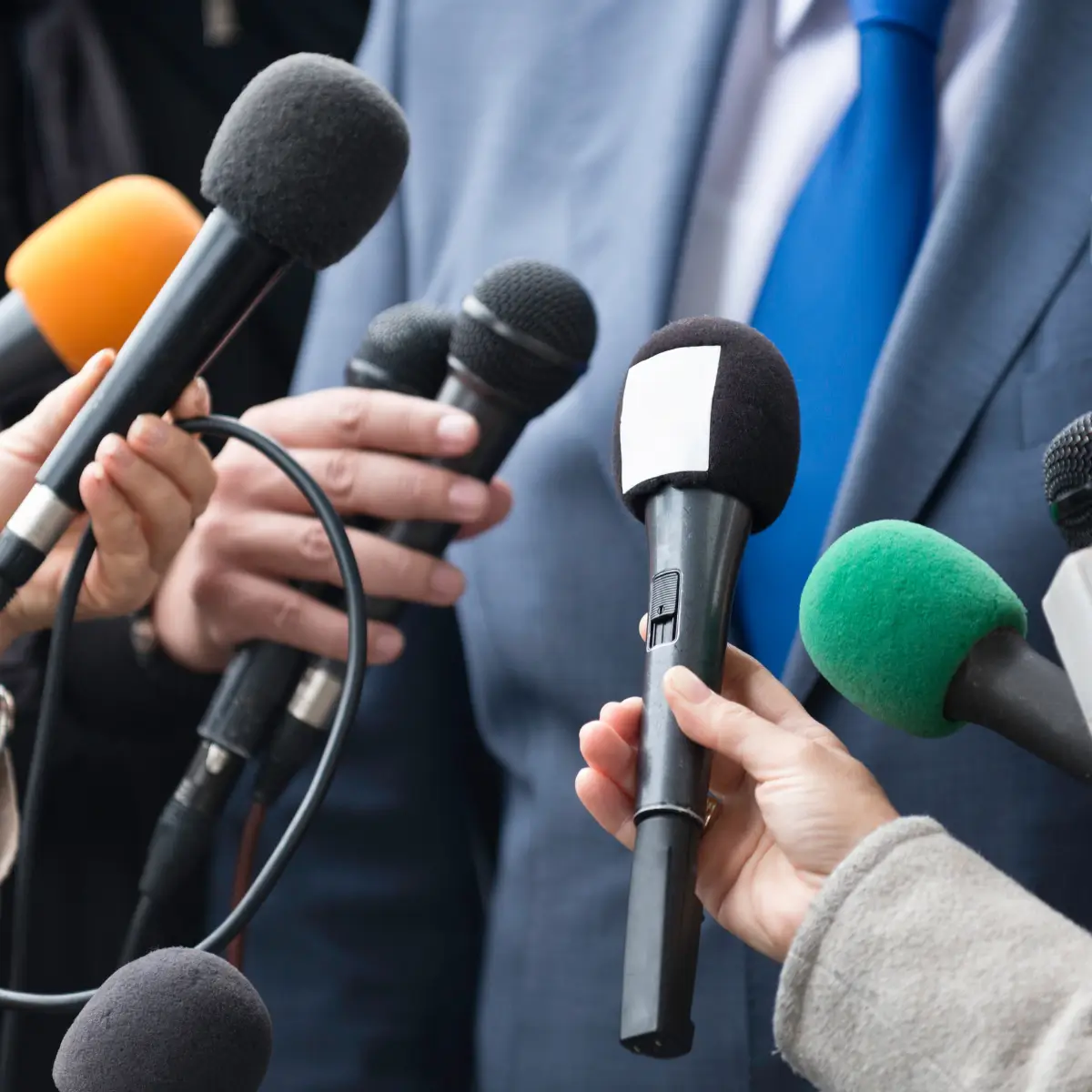 Ensemble de micros représentant une intervention face à plusieurs médias